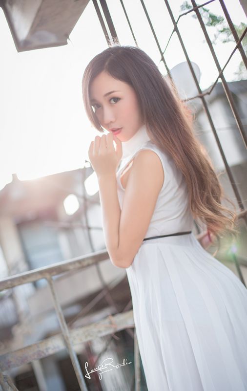 甜美白裙女孩迷人街拍照