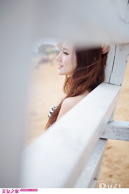 比基尼美眉沙滩迷人写真