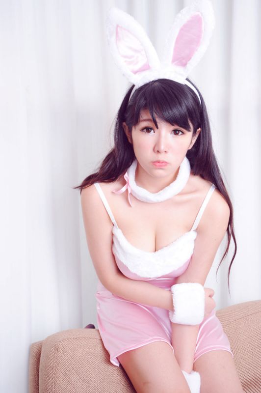 爆乳萌妹子私房演绎兔女郎写真