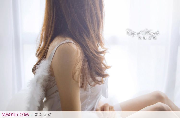 萌妹子上演白色诱惑私房照