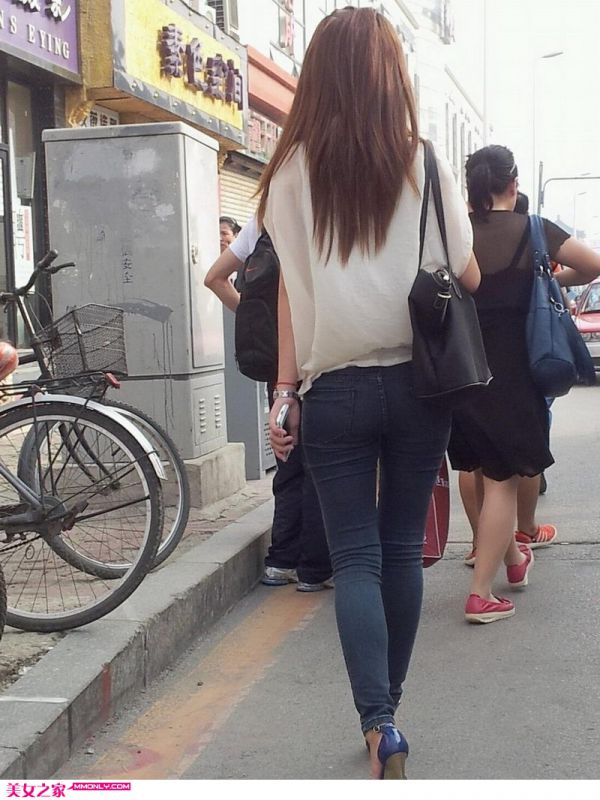 街拍黑牛仔裤美女背影图片