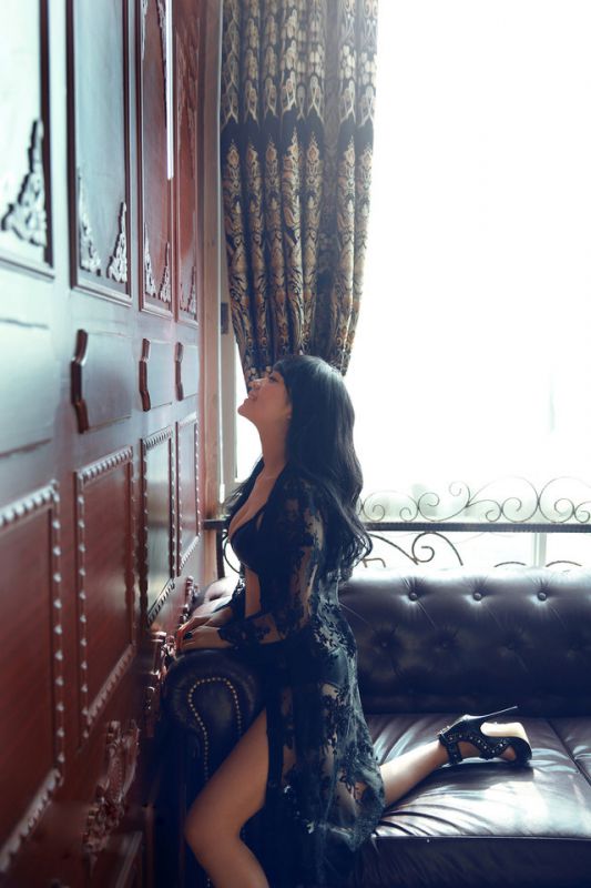 妩媚美模性感迷人写真