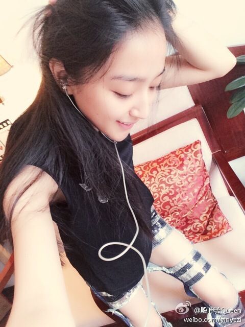 殷叶子嘟嘴可爱迷人自拍照