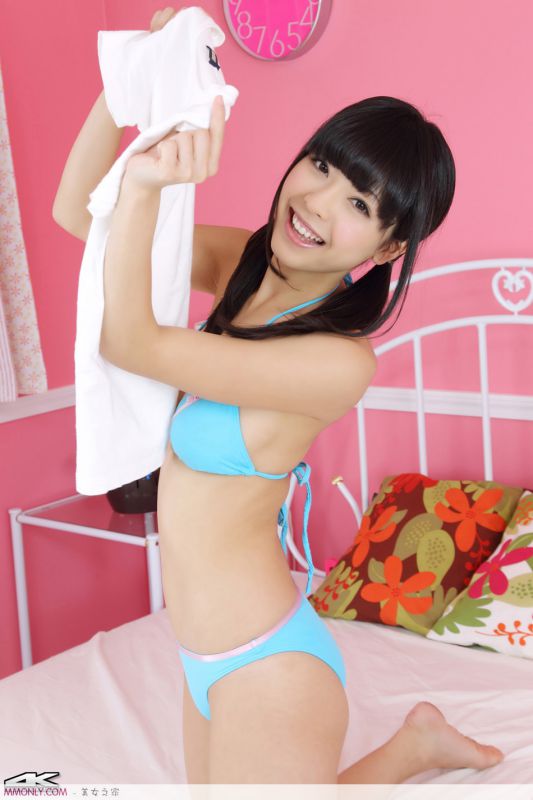 蓝色内衣美女闺房迷人写真