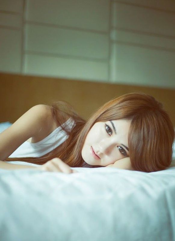 白色蕾丝裙萌妹子清纯写真
