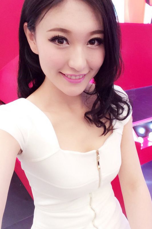 甜美车模张立鑫长腿翘臀车展图片集锦