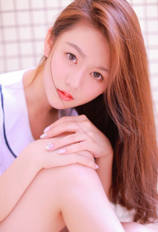 校园火辣帅气小太妹雪肌长腿白丝风骚写真