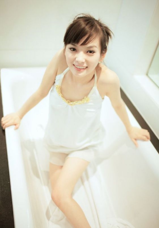 大胸萌妹子王若伊小姿态迷人私房照