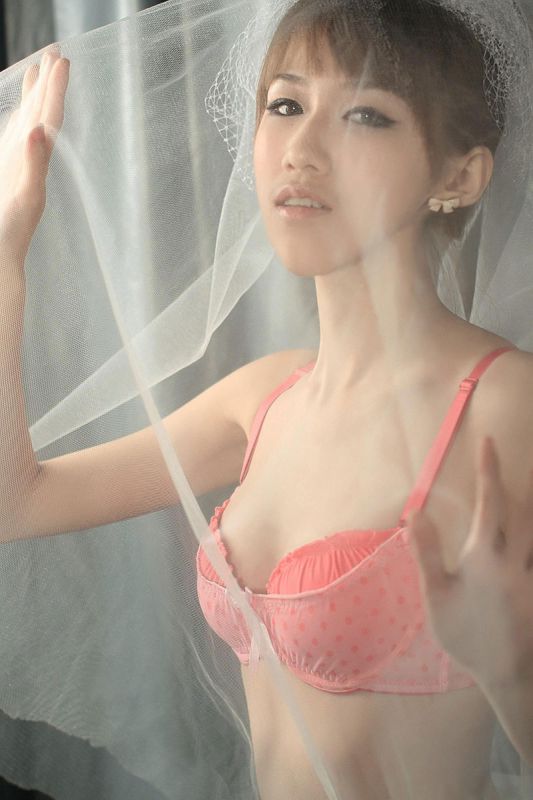 萌妹子私房上演大胸诱惑迷人写真