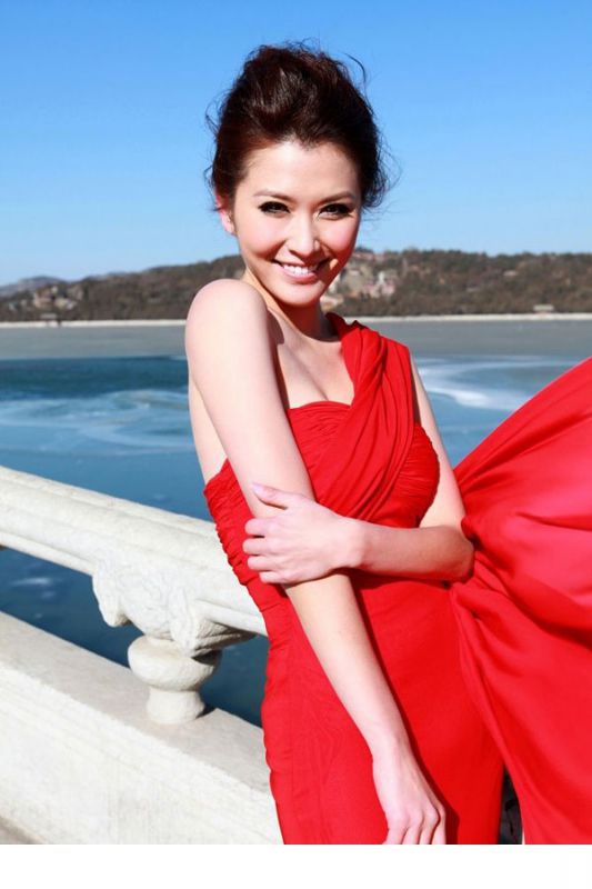 美女徐洁儿性感红裙户外写真