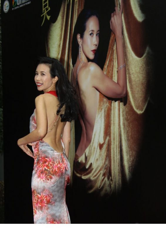 莫文蔚裸背高叉长裙露美腿写真