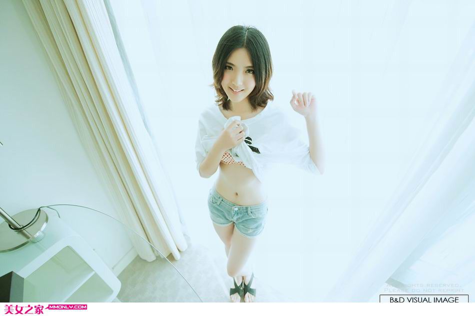 清新美眉室内迷人写真