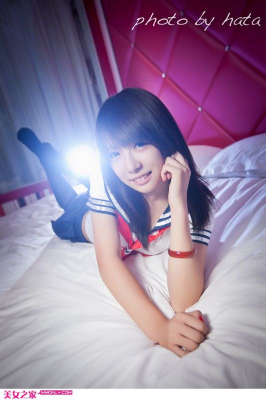 惊艳美女黑色内衣秀美臀