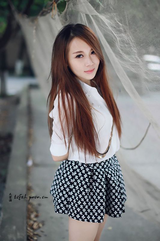 清纯校花户外迷人写真