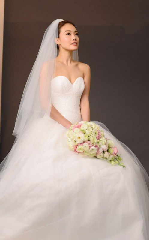 首次披婚纱容祖儿护肤品广告高清图片
