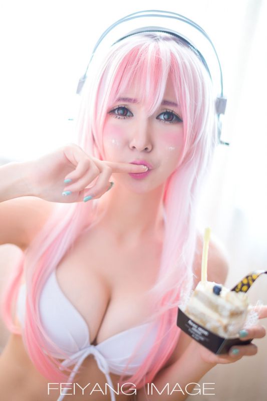 清纯迷人萌妹子cosplay粉红女郎