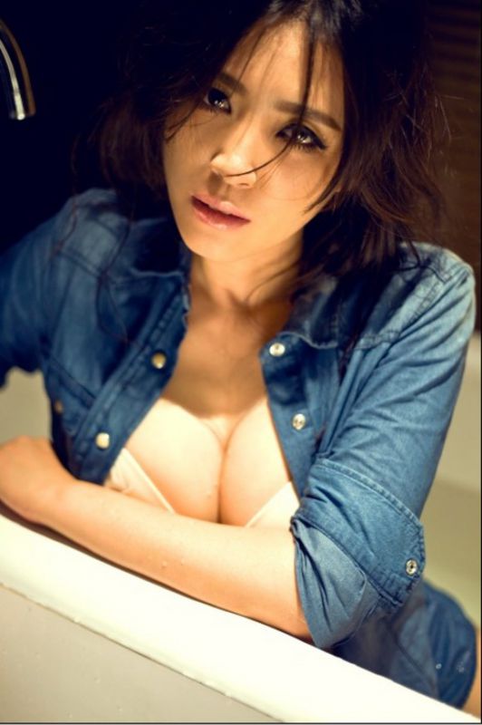 大胸萌妹子浴室湿身诱惑写真
