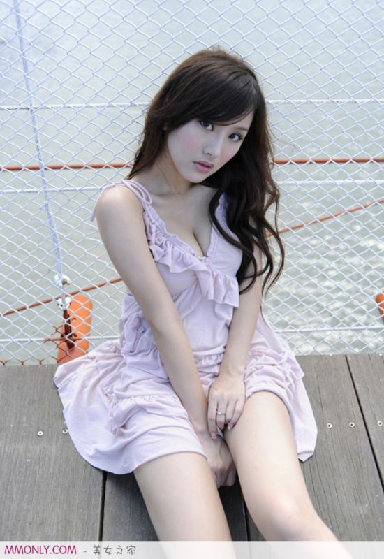 爆乳萌妹子性感妩媚写真