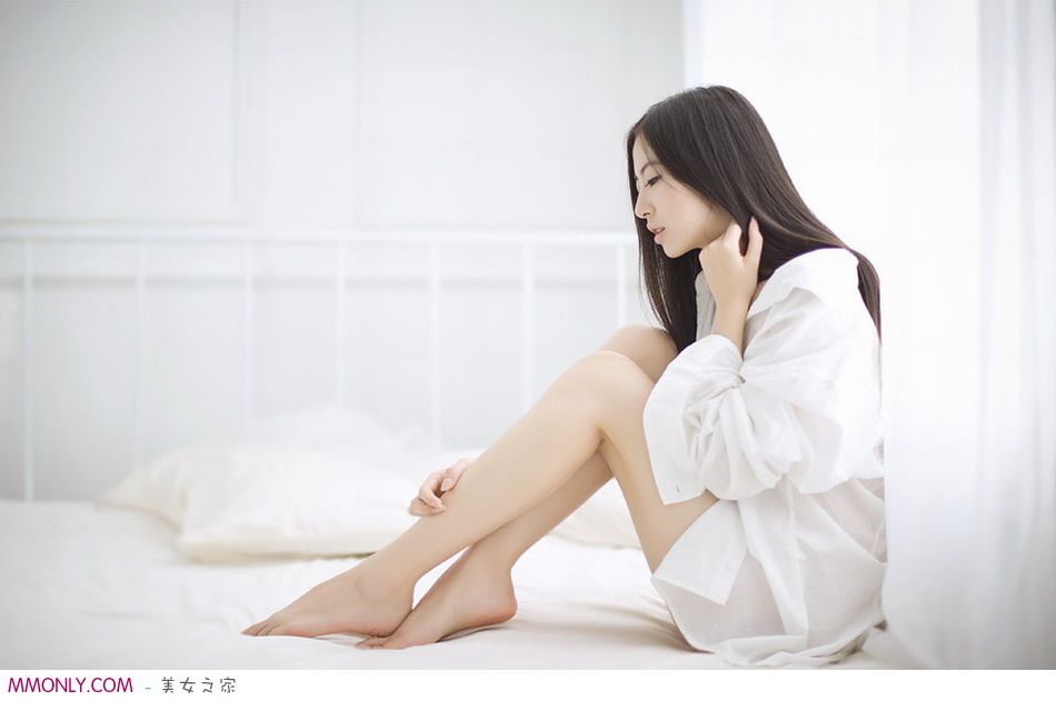 白色衬衫萌妹子私房诱惑写真