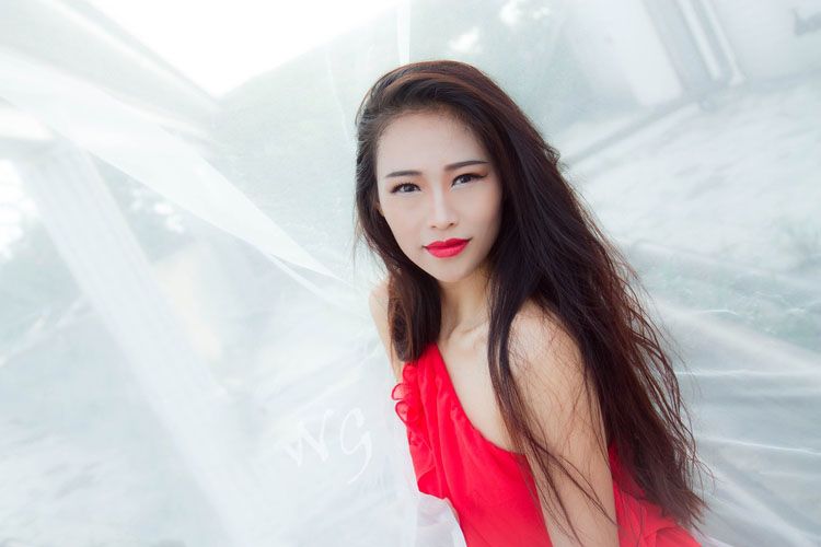 白纱红裙美女性感诱惑写真