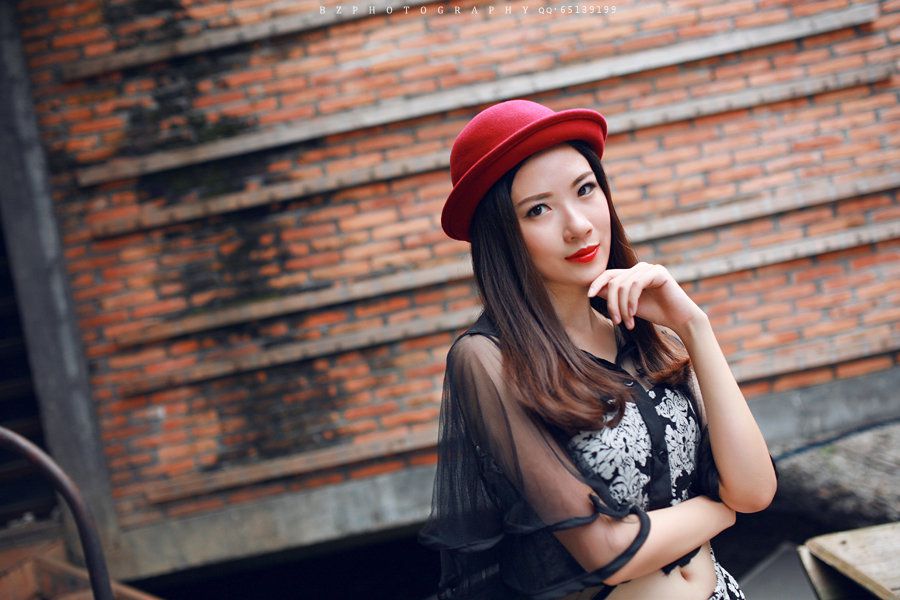 混血美女性感黑丝街拍照