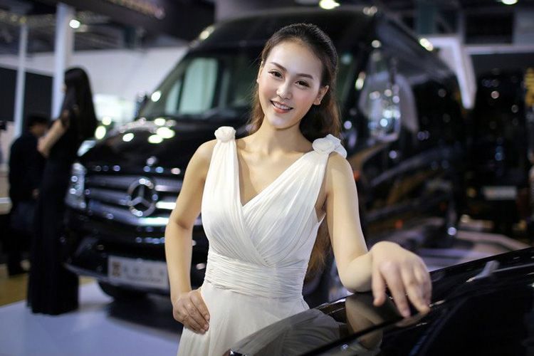 性感车模CAS改装车展美臀个性写真