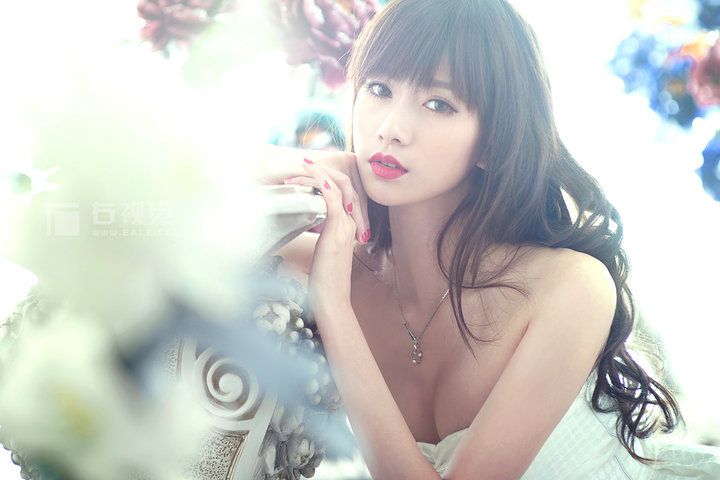 花丛中的大胸萌妹子性感写真