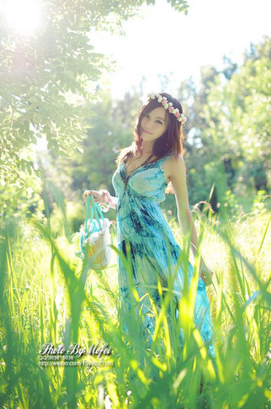 吊带裙美眉户外小清新写真