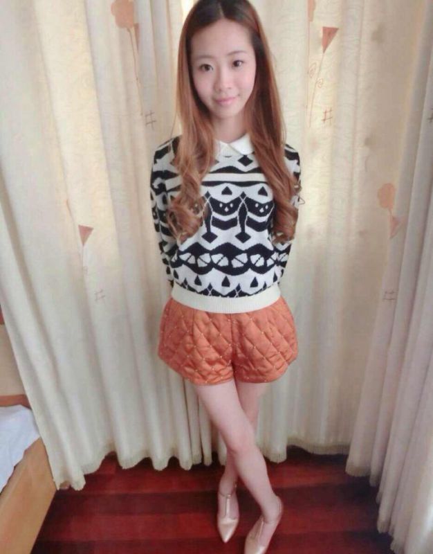清纯萌妹子室内迷人自拍照