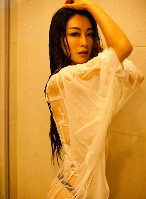 丁字裤美女浴室湿身性感写真