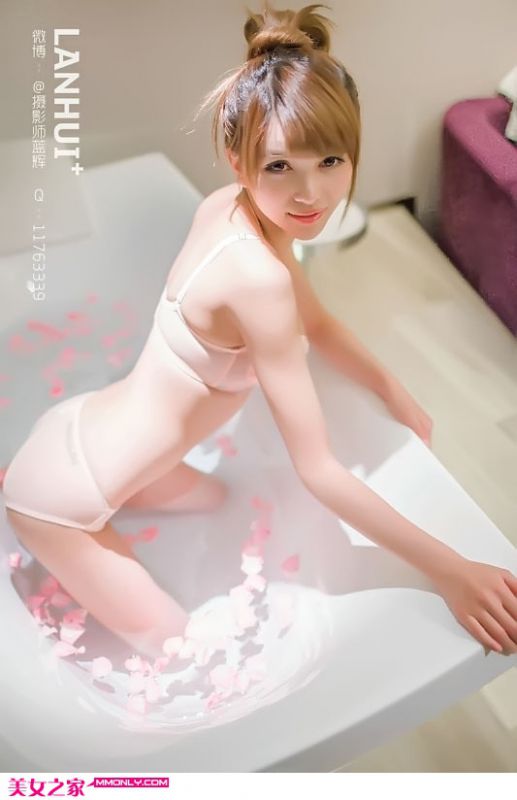 粉嫩内衣美女浴缸湿身诱人写真照