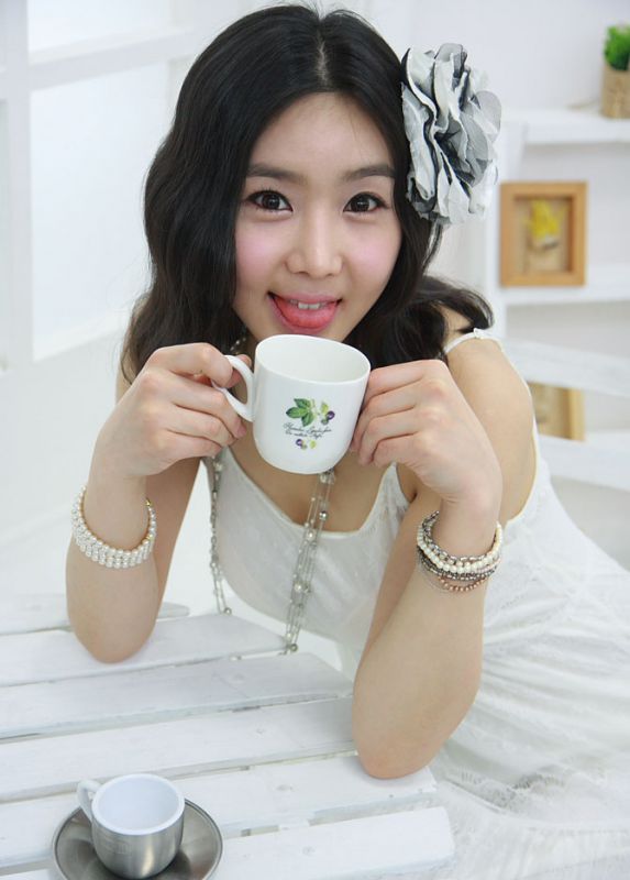 妩媚萌妹子秀白皙美腿写真