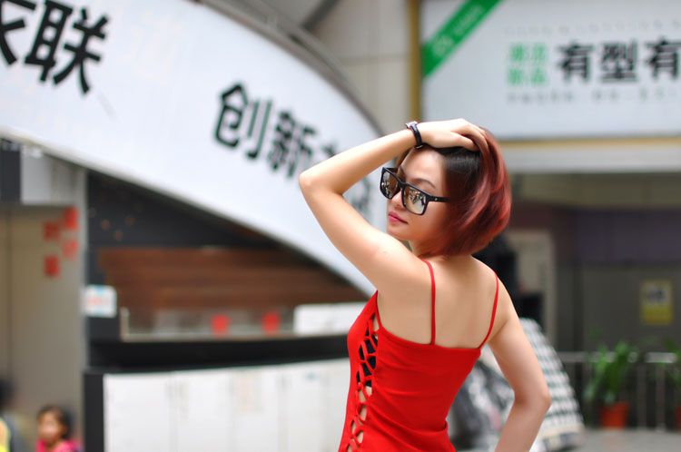 短发美女个性翘臀街拍时尚写真