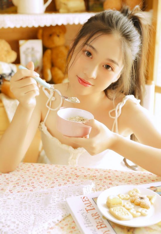 天然萌少女养眼白丝冰肌莹彻写真