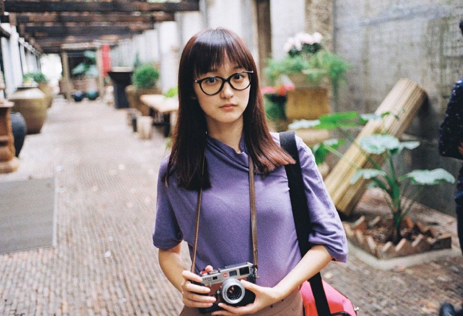 女演员何泓姗街拍写真大片