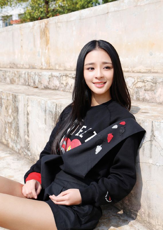 李莎F子操场唯美写真拍摄
