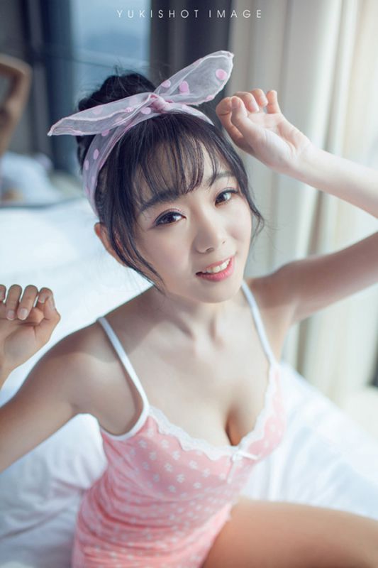 性感美胸甜美美女私房诱人写真