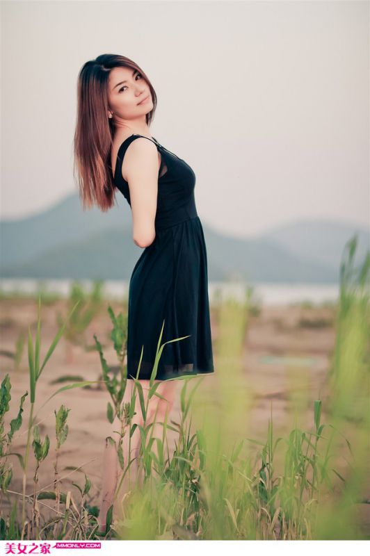 黑色短裙美女田野迷人写真