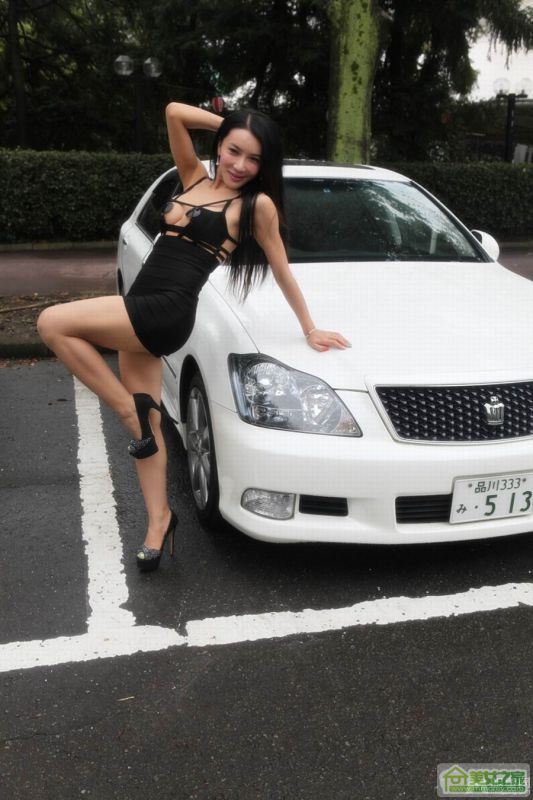 龚h菲变身性感车模秀美腿写真