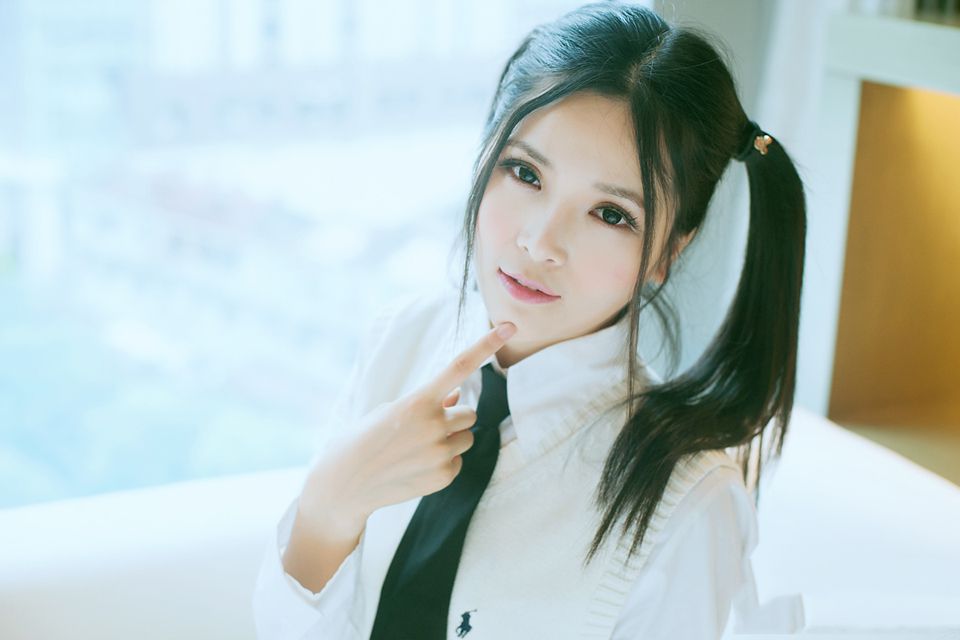 甜美学生制服美女私房迷人写真