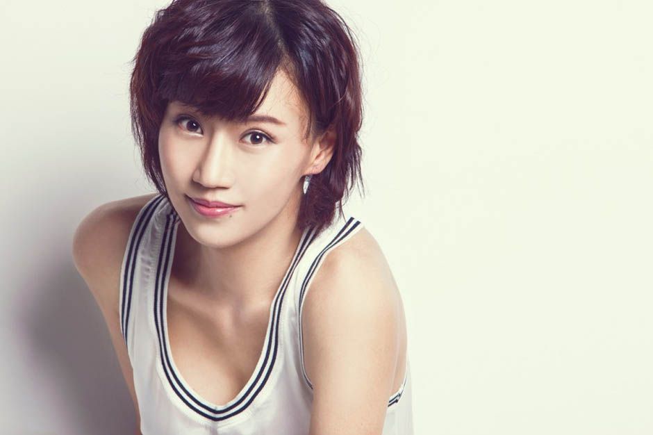 短发美女魏晴小露香肩迷人写真