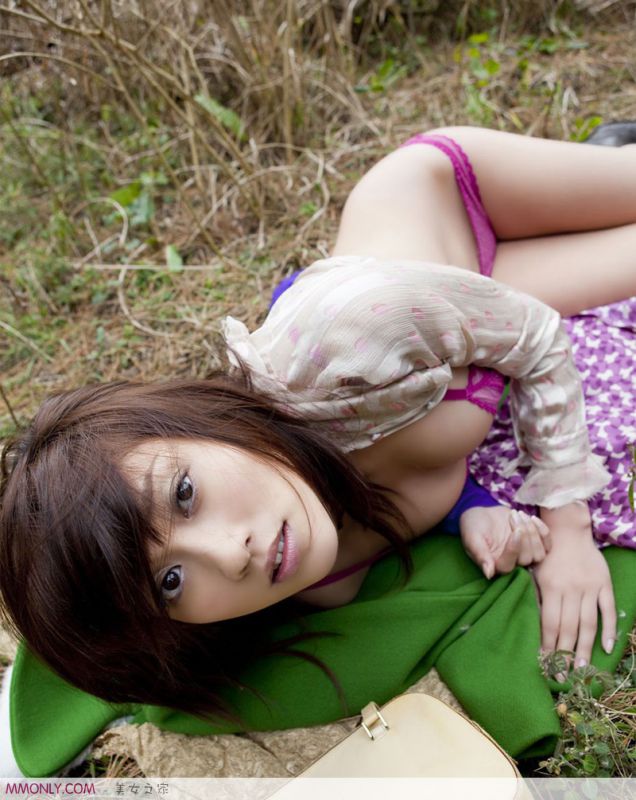 日本美女原干惠户外内衣撩人写真