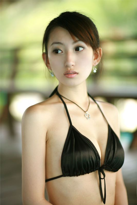 性感香车美女户外秀美腿写照