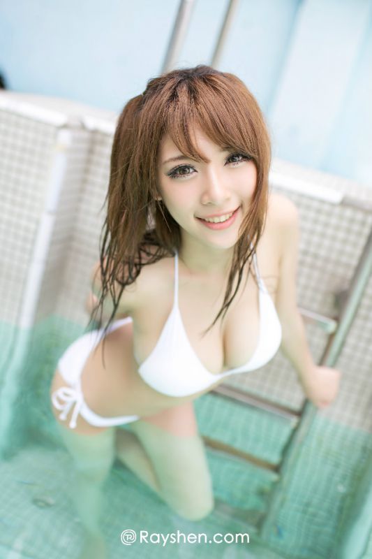 初夏清新美女泳池性感比基尼写真