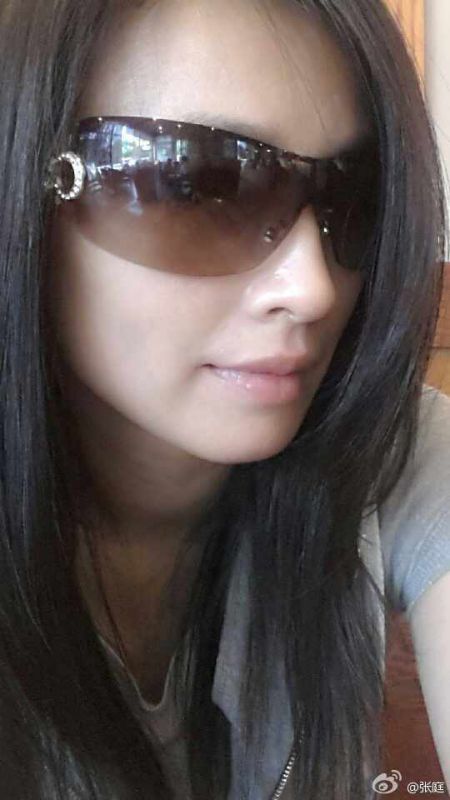 女星张庭居家素颜自拍照