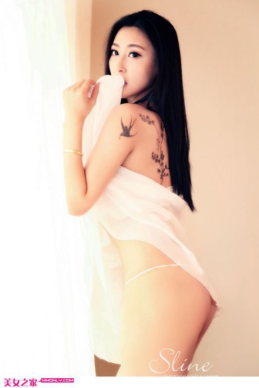 蕾丝内衣美女浴室湿身诱人写真