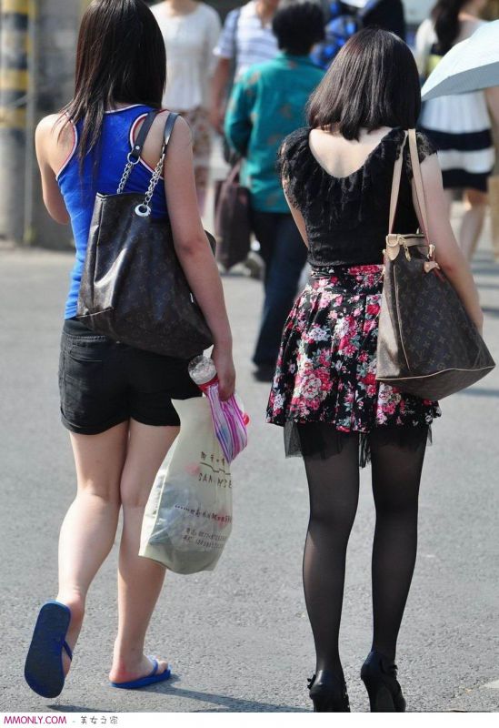 丝袜美女街头迷人写真
