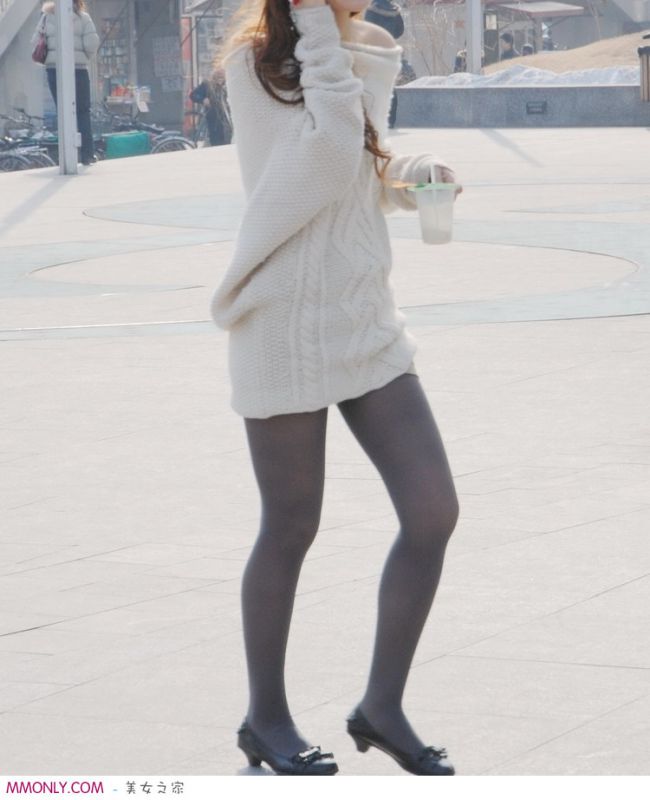 丝袜美眉街头迷人写真
