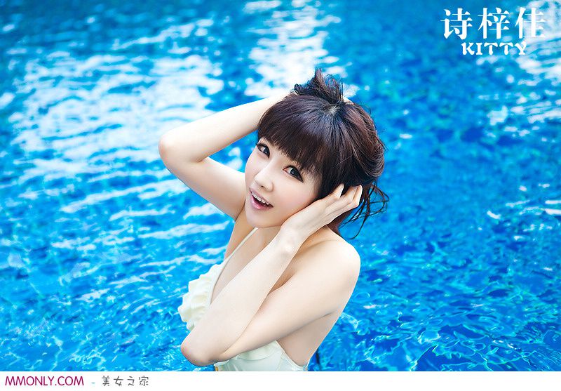 可爱内衣美女泳池诱人写真