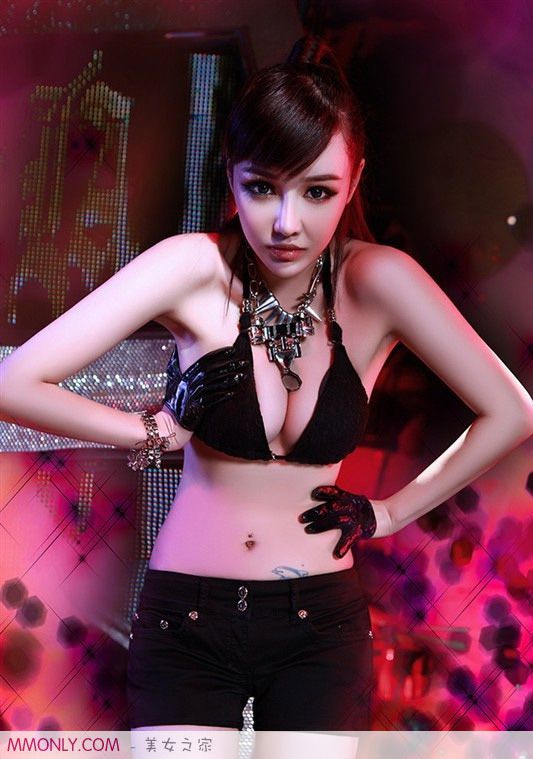 性感丰满美胸美女妩媚诱人写真